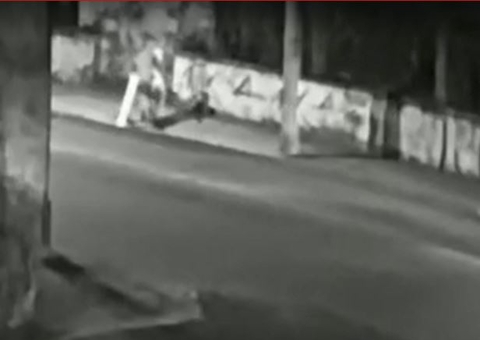 Vídeo: Irmãos são tragados após cratera de quase 3 metros se abrir em calçada