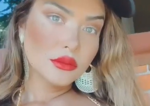 Geisy Arruda empina bumbum perfeito de fio-dental no mar