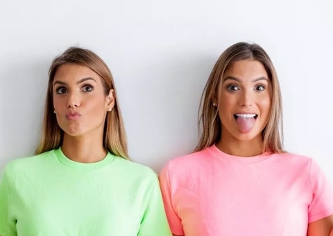 Grávidas ao mesmo tempo, gêmeas Bia e Branca Feres mostram foto do barrigão