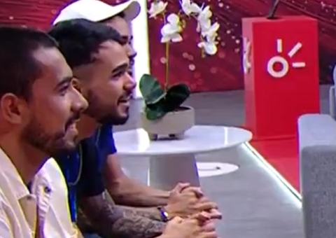 João Gabriel recebe mensagem de irmãos gêmeos caçulas no Almoço do Anjo