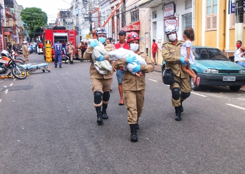 Gêmeos recém-nascidos são resgatados de incêndio no Centro de Manaus 