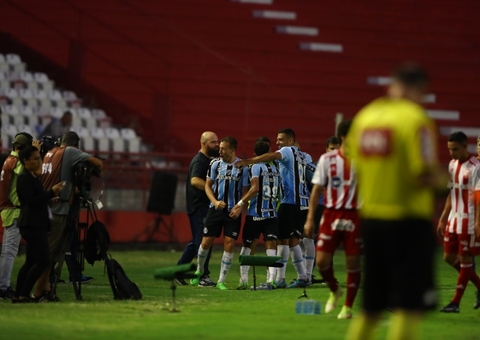 Grêmio vence e garante retorno à Série A 