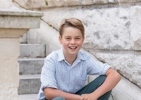 Aos 11 anos, príncipe George pilota seu primeiro voo