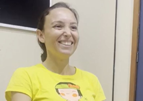 Vídeo: Suspeita de matar namorado envenenado riu ao depor sobre crime