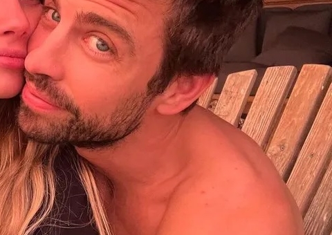 Gerard Piqué posa coladinho com a Clara Chía após fotos da namorada em noitada