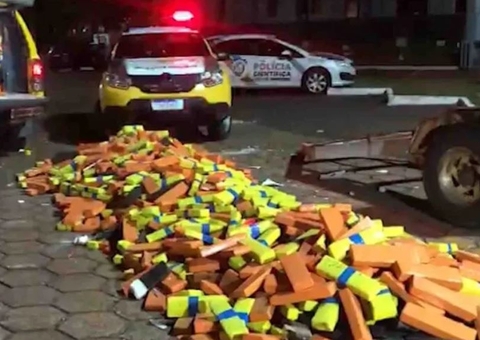 Homem é preso após carro tombar e espalhar 1,5 tonelada de drogas por rua