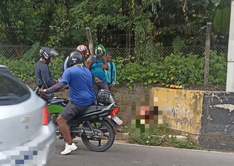 Com punhal cravado no peito, homem é achado morto perto de aeroporto em Manaus