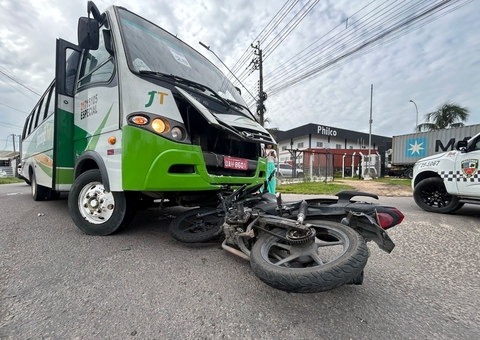 Motociclista fica gravemente ferido após colisão com micro-ônibus em Manaus