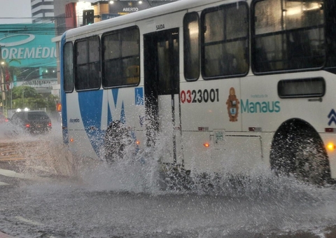 Motoristas enfrentam caos com alagamentos em quarta-feira chuvosa em Manaus