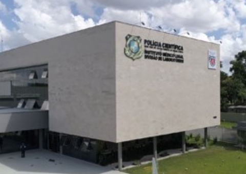 Mulher é estrangulada com cabo de celular e esfaqueada dentro do próprio apartamento