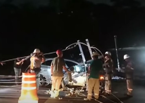 Acidente: Poste cai sobre carro em movimento ao ser atingido por outro veículo em Manaus