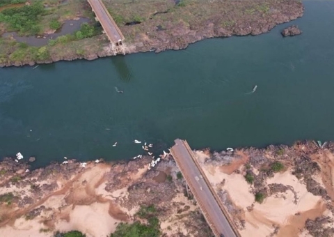 Ácido vaza no rio após queda de ponte e ameaça buscas por vítimas e saúde de moradores