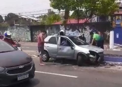 Homem fica ferido em acidente com carro em avenida de Manaus 