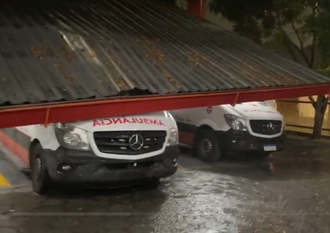 Vídeo: Teto de estacionamento desaba sobre ambulâncias do Samu em Manaus