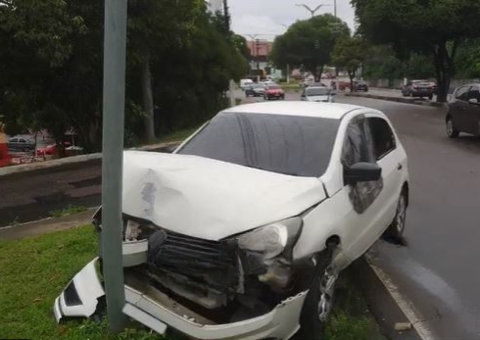 Motorista perde direção de carro e atinge poste em avenida de Manaus 