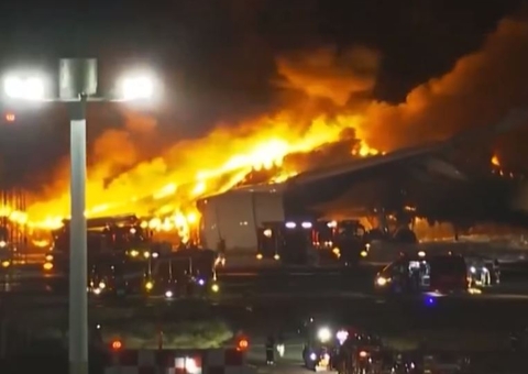 Vídeo: Avião com 379 pessoas pega fogo após colidir com aeronave em aeroporto no Japão