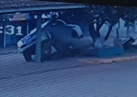 Picape desgovernada destrói ponto de táxi no Amazonas, veja vídeo