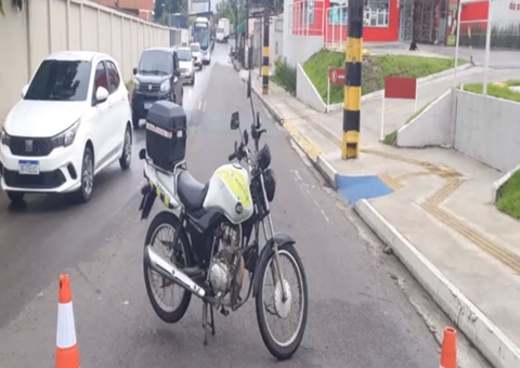 Obra emergencial da Águas de Manaus bloqueia rua e altera trânsito em Manaus