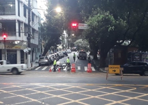 Árvore tomba na frente de escola e interdita rua no Centro de Manaus