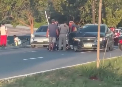 Dois ficam feridos em acidente entre carro e motocicleta em avenida de Manaus