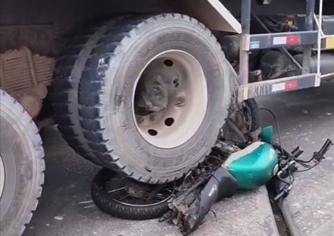 Moto vai parar debaixo de caçamba após ultrapassagem perigosa em Manaus