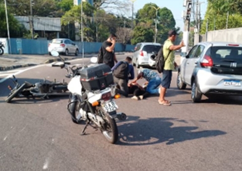 Motociclista é atropelado por carro em acidente na Bola do Coroado em Manaus
