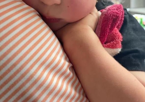 Coberto de sangue, bebê é achado vagando após pais serem mortos em desfile nos EUA