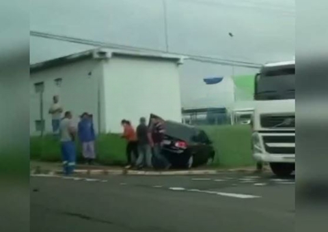 Desgovernado, carro invade calçada ao fazer curva em avenida de Manaus