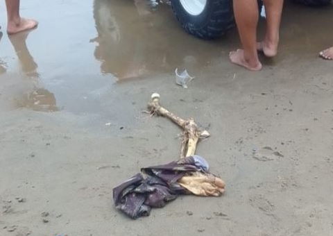 Banhistas encontram ossada humana dentro de rio na Praia da Ponta Negra 