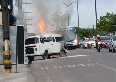 Kombi pega fogo enquanto abastecia em posto no Terra Nova; veja vídeo