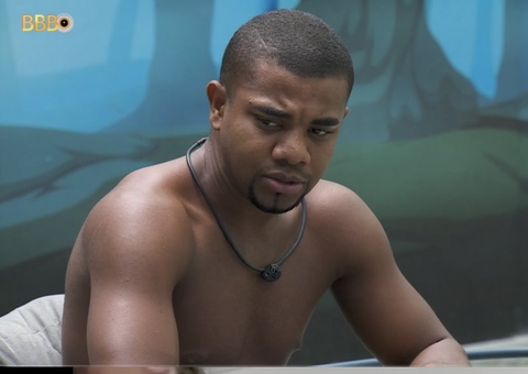 Participante pega ovos de Davi e brother come pão seco; vídeos