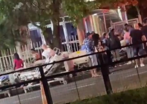 Macas com mais de 50 pacientes são colocadas na rua após incêndio atingir hospital