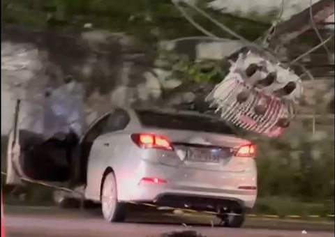Poste desaba sobre carro e deixa dois feridos na Av. Max Teixeira