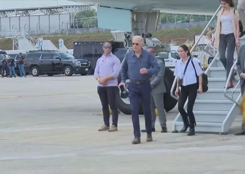 Joe Biden desembarca em Manaus e é recebido por comitiva; veja