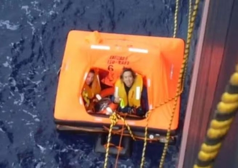 Brasileiro é resgatado após veleiro naufragar no meio do Oceano Atlântico