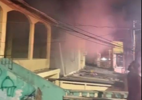Incêndio destrói três casas e desespera moradores em Manaus