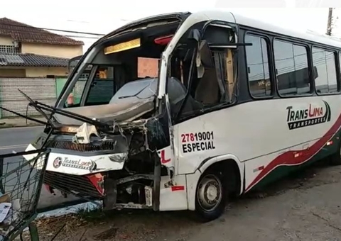 Ônibus invade drogaria após acidente e deixa 5 pessoas feridas em Manaus