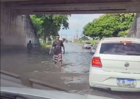 Avenida Lourenço Braga é inundada após esgoto entupir em Manaus