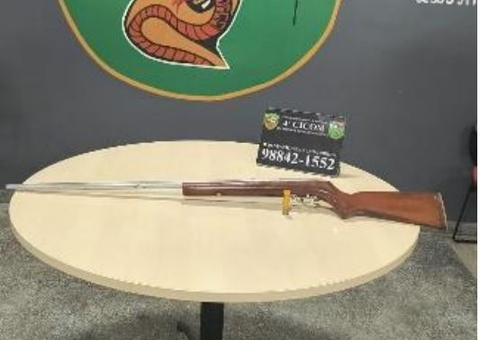 Armado com espingarda, homem é preso após sair atirando em rua de Manaus 