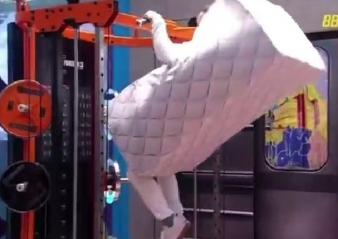 Com fantasia do Monstro, Diego malha e fala sozinho na academia no BBB 25