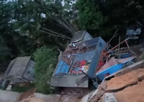Barranco desmorona e engole casas em Manicoré, no Amazonas