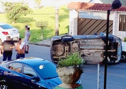 Carro capota na frente de condomínio em Manaus