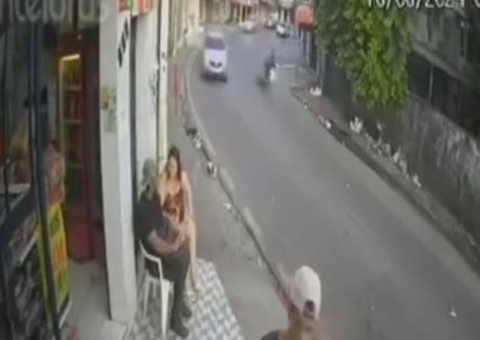 Jovem em alta velocidade perde controle e colide com carro na contramão; vídeo