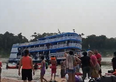 Vídeos: Barco naufraga e leva passageiros ao desespero no Amazonas