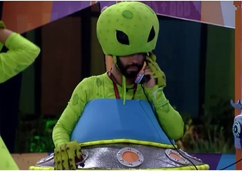 Gil atende big fone e indica Sarah para iniciar votação no paredão do BBB21