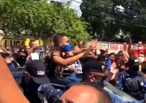 Escoltado, Gil do BBB 21 é ovacionado por multidão no Pernambuco