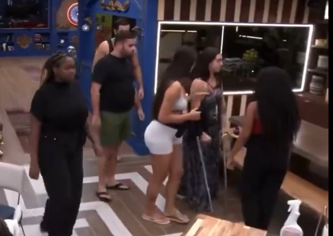 BBB24: Giovanna quebra o pé e ficará 5 semanas com bota ortopédica