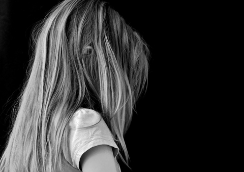 Crianças saem pelo teto de casa ao serem deixadas sozinhas pela mãe em Manaus