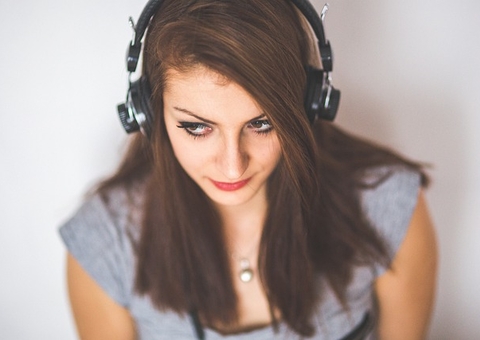 Mais de 1 bilhão de jovens no mundo podem ter problemas de audição por ouvir música alta