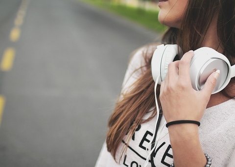 Saiba como evitar a perda auditiva causada pelo uso de fones de ouvido 